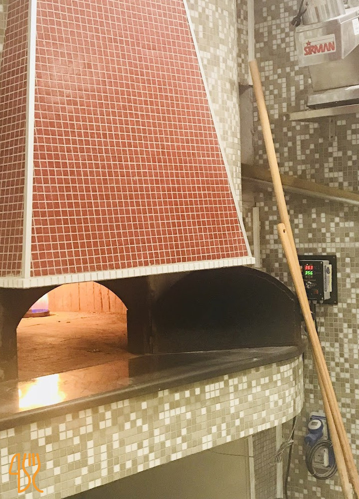 Tigabelas, Pizzeria E Extérieur