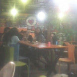 Onassis Village Pub Dentro