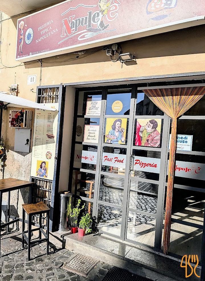 Napule E' À l'intérieur