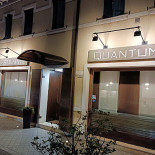 Quantum Exterior