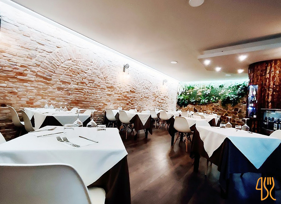 Evoke Bistro Dentro