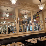 Mistral Cafe Dentro