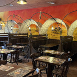 Old Wild West Dentro