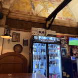 Prophet Pub Dentro
