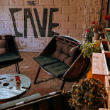 The Cave Craft Beers And Smash Außen