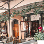 Parlor Dentro