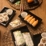 Let's Roll Fast Moving Sushi Nourriture
