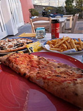 Tigabelas, Pizzeria E Extérieur