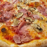 Pizzeria Birreria Friends food