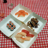 College Sushi Dentro