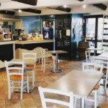 Le Petit Cafe Dentro