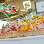 Young Pizza Nourriture
