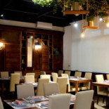 Basiliko Pizzeria inside