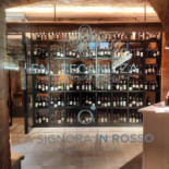 La Signora In Rosso food