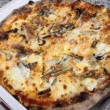 Pizzeria La Divina food