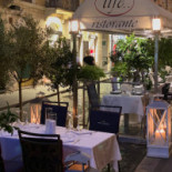 The Library Romantic Comida