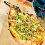 Tigabelas, Pizzeria E Extérieur