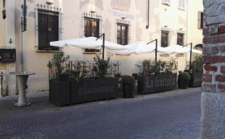 La Frottola outside