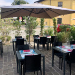 Bf Garden Cafe Dentro