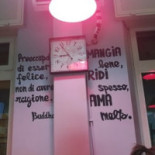 Aspetta N'attimo Dentro