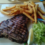 Al Capone 's Burger 'n ' Pizza food