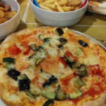 Al Capone 's Burger 'n ' Pizza food