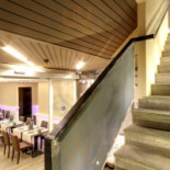 Mesdi E Poi À l'intérieur