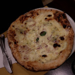 Viro' Pizzeria food