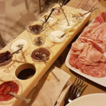Tigella Bella Este Comida