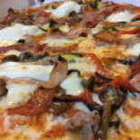 Leo Pizza food