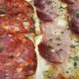 Mondo Pizza food
