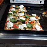 Mondo Pizza food