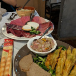Tira, Mola E Meseda Nourriture