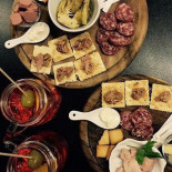 La Caraffa Ambrata food