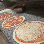 Pizzeria La Perla food