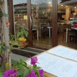 Rare Bonta Bistrot À l'intérieur