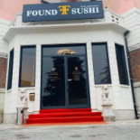 Found Sushi Rezzato À l'intérieur