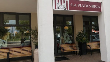 La Piadineria outside