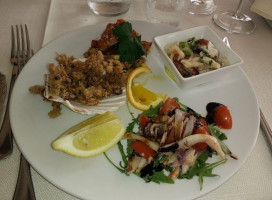 A Due Passi Dal Mare food