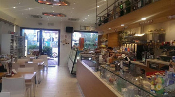 Gelateria Pasticceria Solo Artisane inside