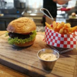R Burger Minigolf food