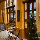 Un Caffé Bistro Dentro