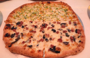 A Tutta Pizza food