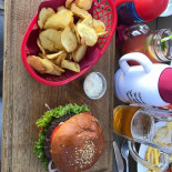 R Burger Minigolf food