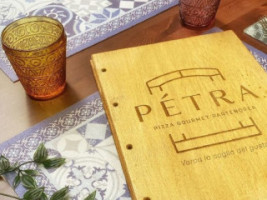 Petra Pizza Gourmet Partenopea food