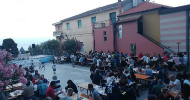 Circolo Bergeggino Chef Nevio Tonello outside