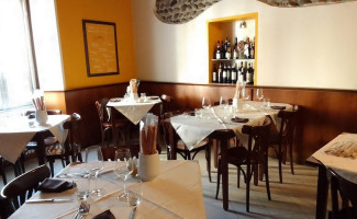 Osteria Del Moro inside