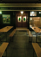 Hopper Mc Grath's inside