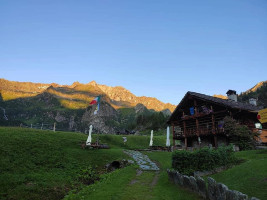 Rifugio Zar Senni outside