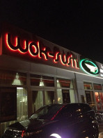 Wok-sushi outside